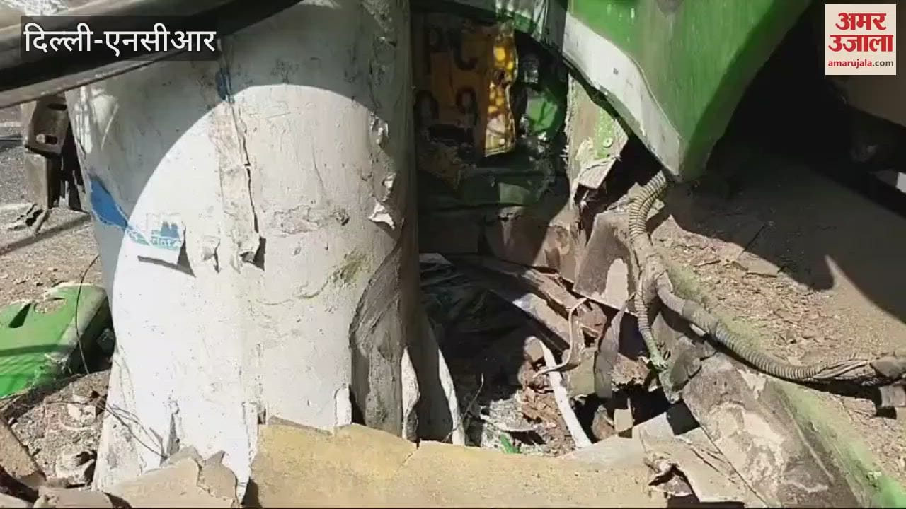 VIDEO : DTC bus collided with a pole in Delhi