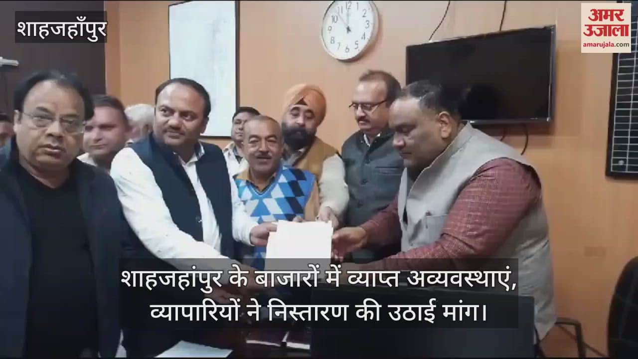 VIDEO : Animals causing chaos in Shahjahanpur market