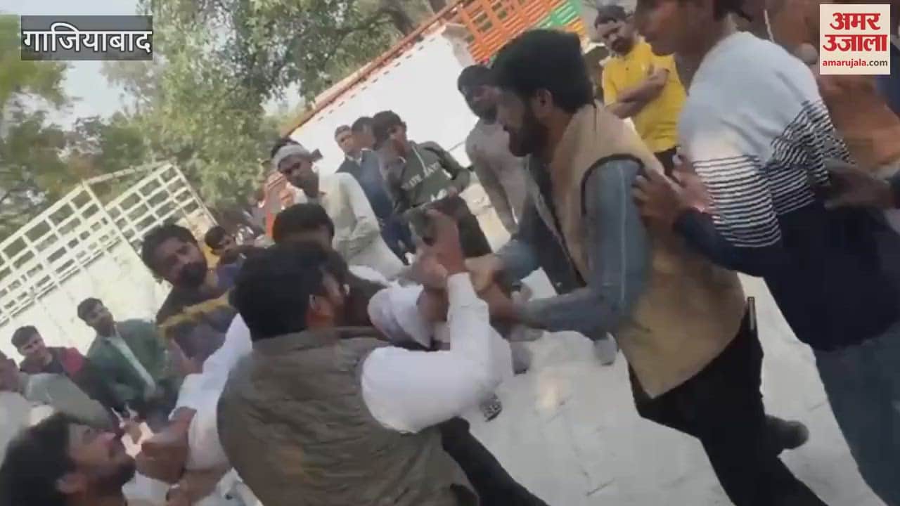 VIDEO : Sales tax advocates clashed with each other to get a truck released in Sahibabad