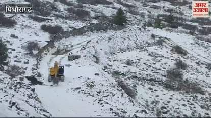 VIDEO : माइनस पांच डिग्री तापमान में सड़क कटिंग कर रही ग्रिफ, रोड बनने से ग्रामीणों को मिलेगी सुविधा