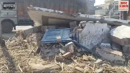 VIDEO : Baghpat: Sugarcane truck overturns on token room in sugar mill, worker buried