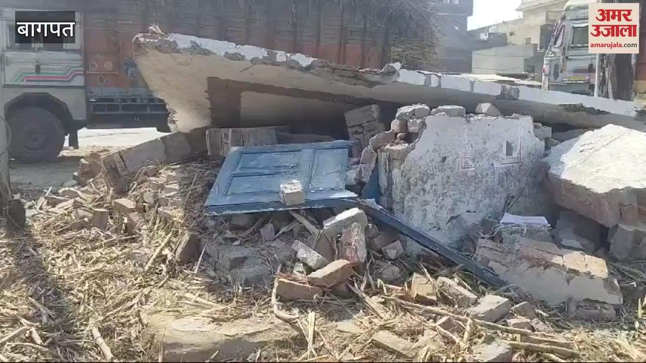 VIDEO : Baghpat: Sugarcane truck overturns on token room in sugar mill, worker buried