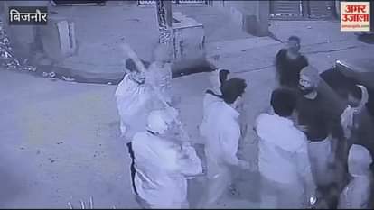 VIDEO : Bijnor: First the village head's husband beat him, then the police took the victim to the police station.