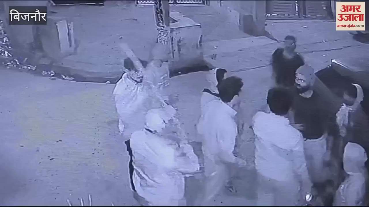 VIDEO : Bijnor: First the village head's husband beat him, then the police took the victim to the police station.