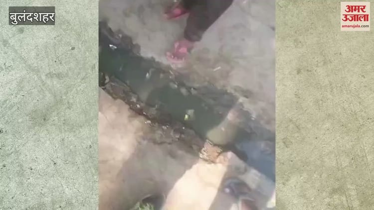 : Video Of A Villager Assaulting A Team Of The Electricity Department In Bulandshahr Goes Viral On Social Media - Amar Ujala Hindi News Live - Video :बुलंदशहर में विद्युत विभाग की टीम के साथ ग्रामीण द्वारा मारपीट का वीडियो सोशल मीडिया पर वायरल