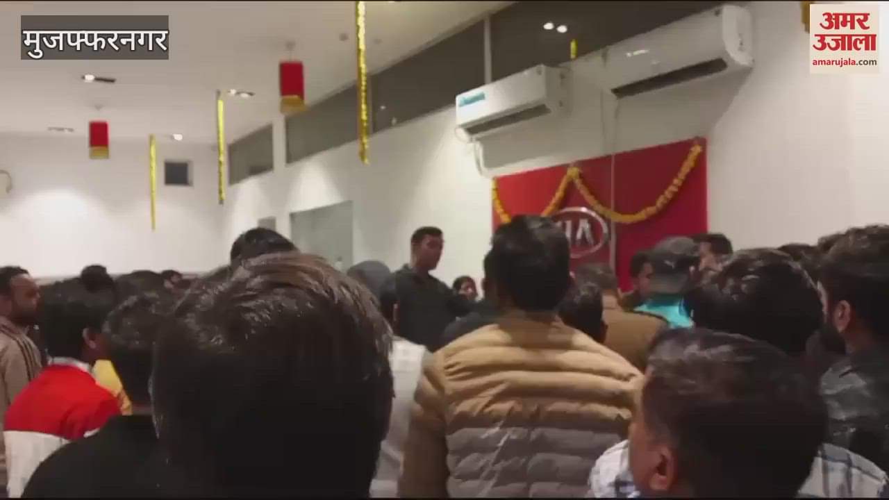 VIDEO : Muzaffarnagar: Took 12 rupees, did not give the car... Uproar at the showroom