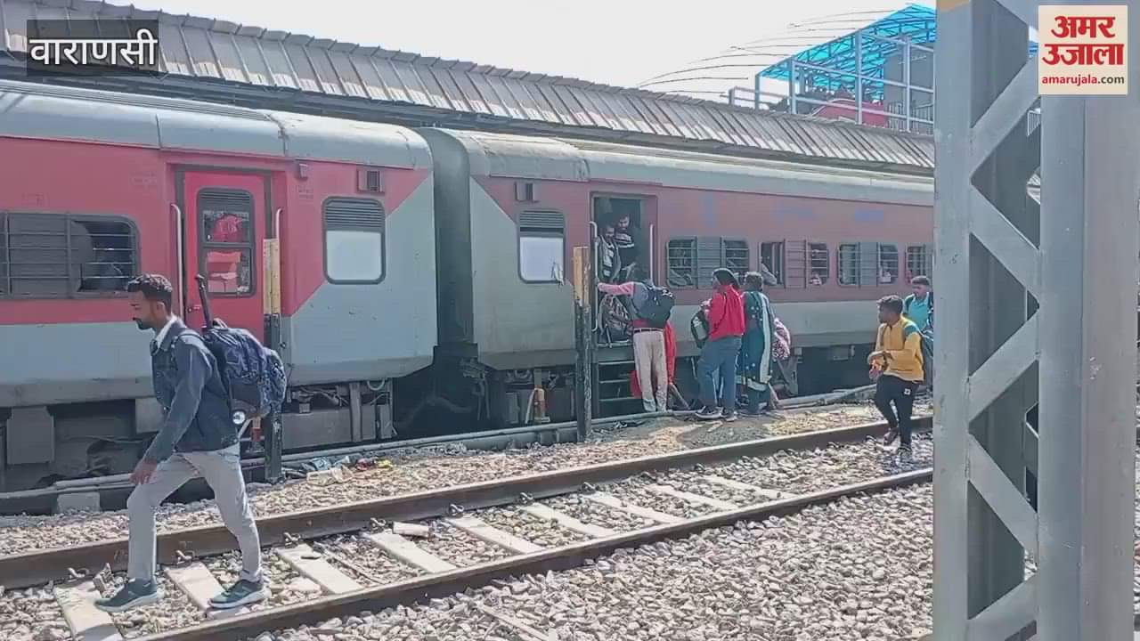 VIDEO : race to catch the train in cantt railway station some ran and jumped to reach bogie