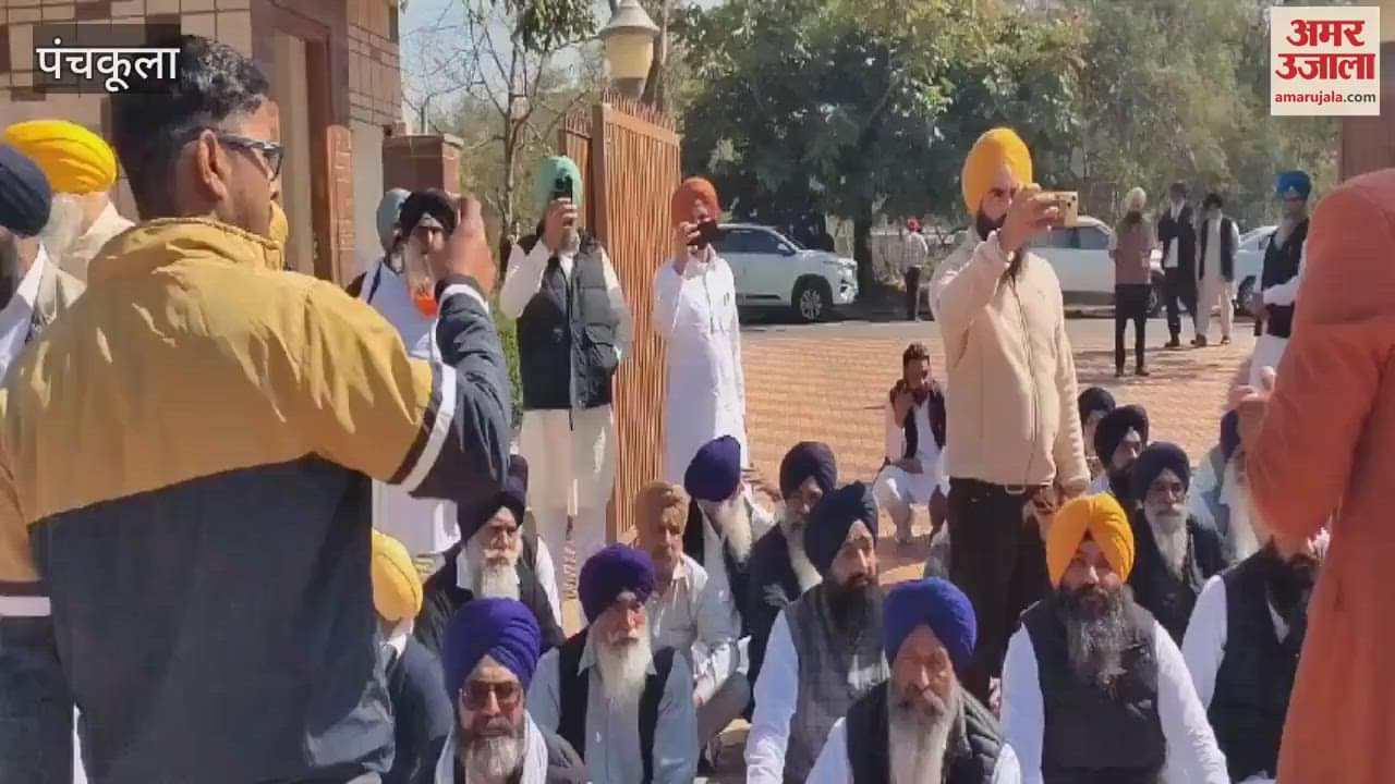 VIDEO : Members of Haryana Sikh Gurudwara Management Committee staged a sit-in protest at the gate of PWD Rest House in Panchkula