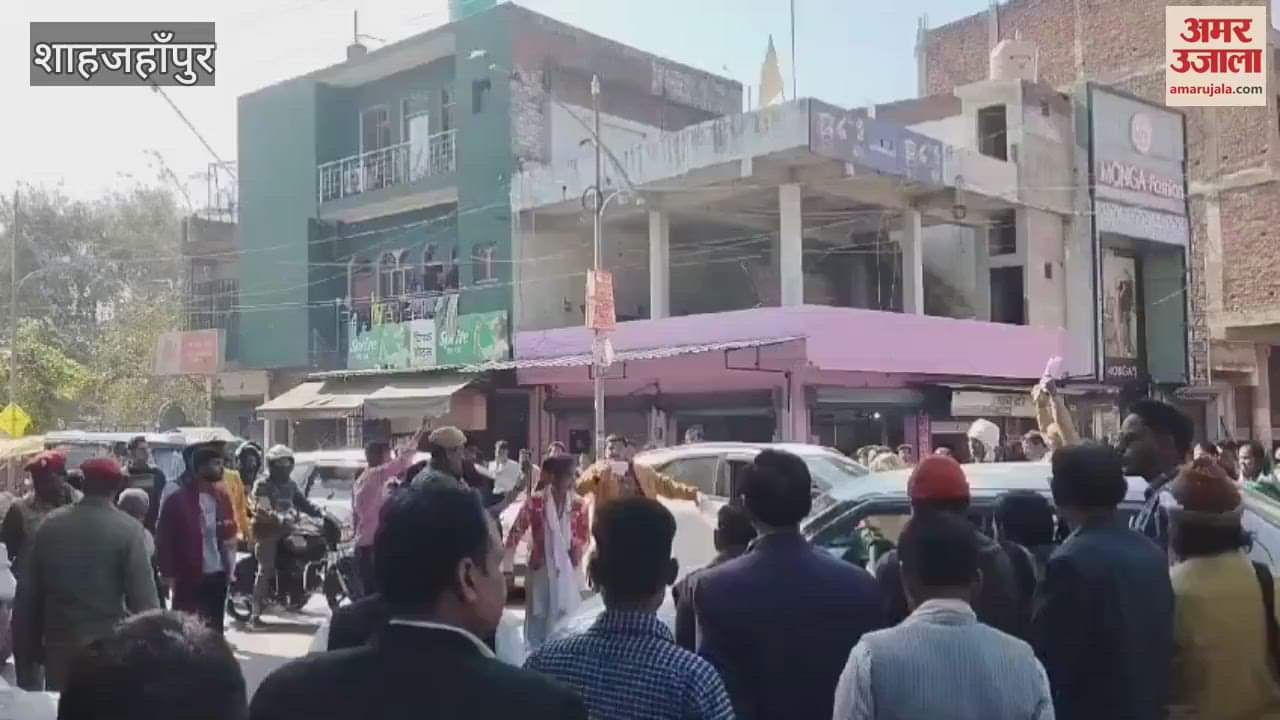 VIDEO : family created ruckus accusing the police of negligence in shahjahanpur