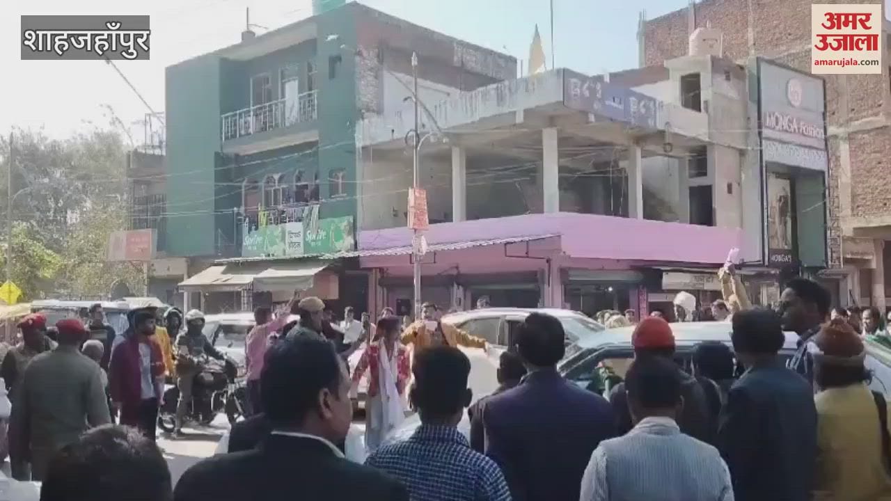 VIDEO : family created ruckus accusing the police of negligence in shahjahanpur