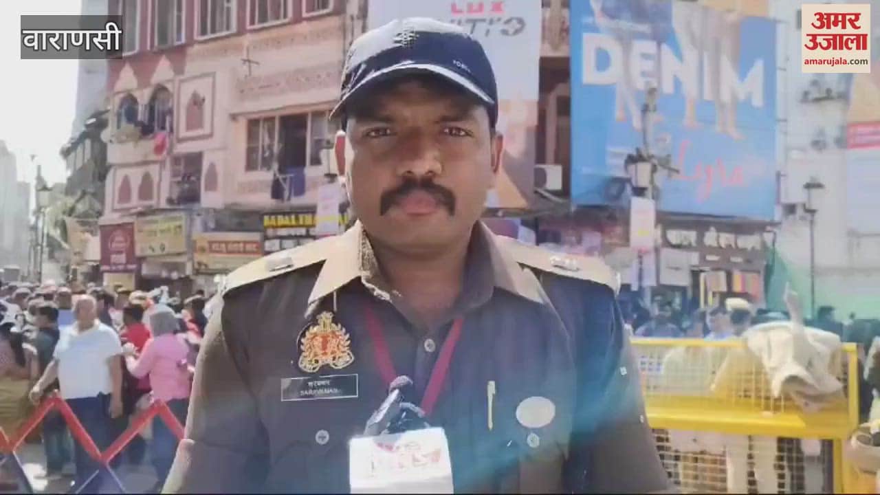 VIDEO : pole broke due to huge crowd of devotees in Bengali Tola police said no accident happened