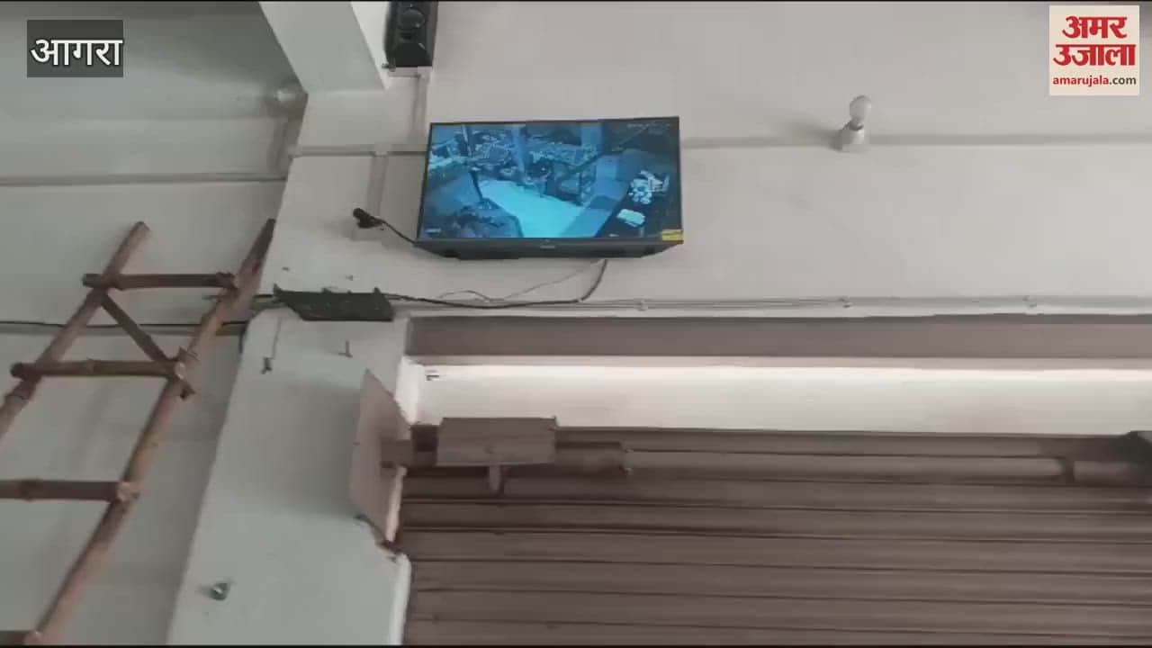 VIDEO : Thieves caught in CCTV broke locks of confectionary shop