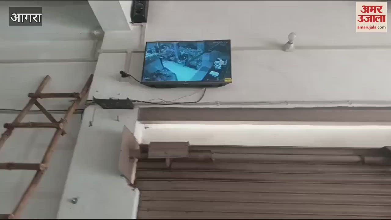 VIDEO : Thieves caught in CCTV broke locks of confectionary shop