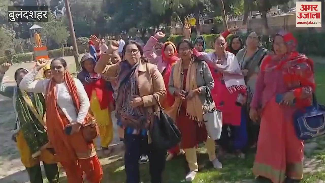VIDEO : Anganwadi workers staged a sit-in protest against online work in Bulandshahr