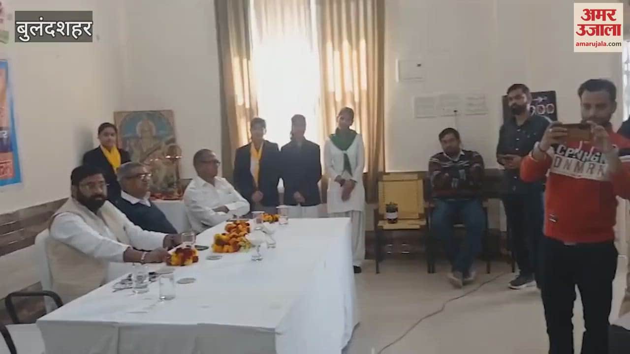 VIDEO : When the girl students of Bulandshahr got smart mobiles their faces lit up