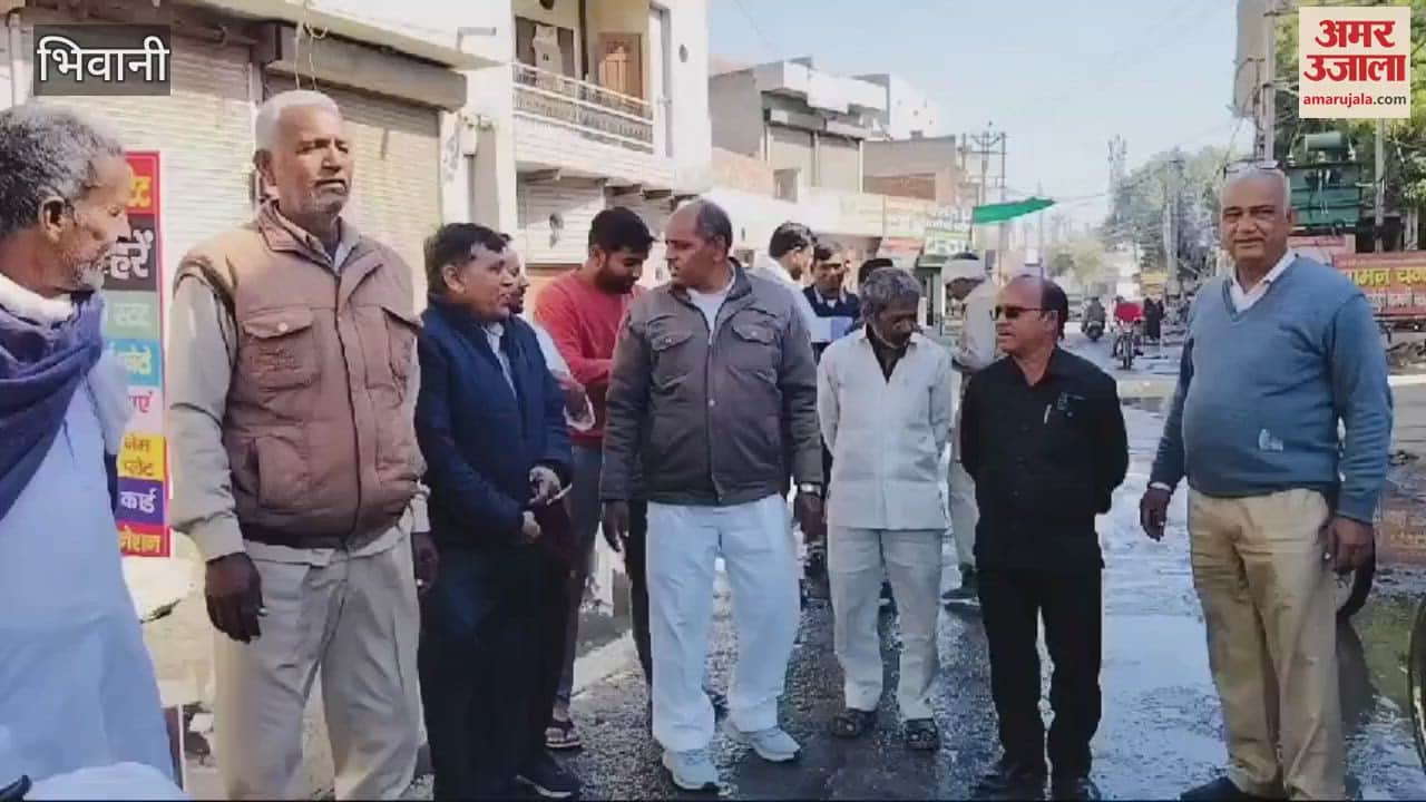 VIDEO : भिवानी में ठप सीवर की वजह से सड़क पर जमा हो रहा गंदा पानी