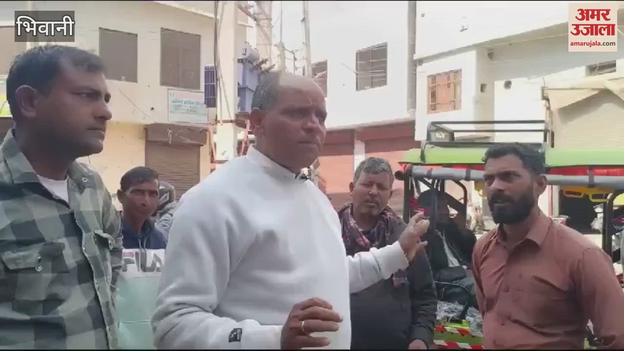 VIDEO : भिवानी में ठप सीवर व्यवस्था को लेकर बावड़ीगेट क्षेत्र में स्थानीय लोगों ने जताया रोष
