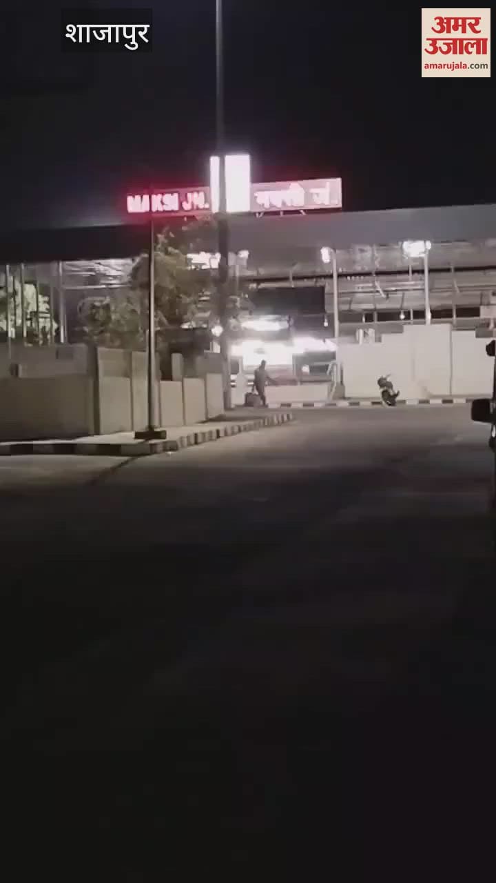 maksi railway station ke RPF barrack mein der Raat Tak Hui party