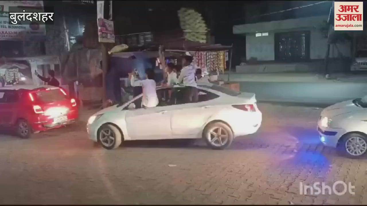 VIDEO : Car riders created ruckus by doing stunts on the road in Bulandshahr