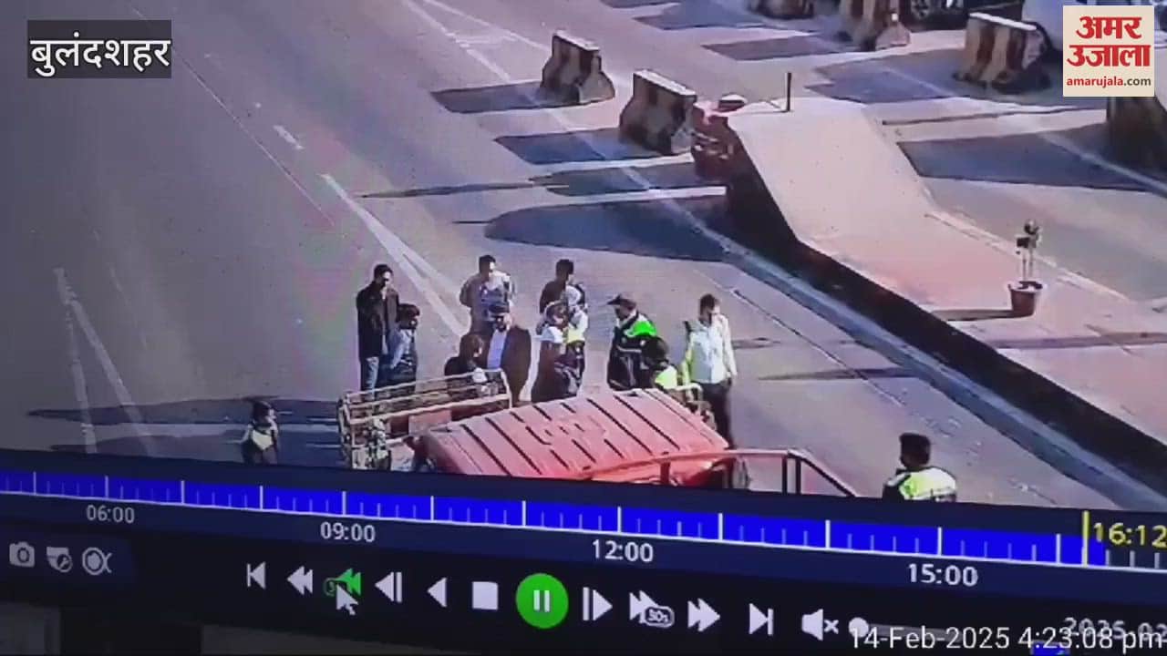 VIDEO : In Bulandshahr, a truck driver broke the barrier without paying toll and tried to crush the toll employees when they protested