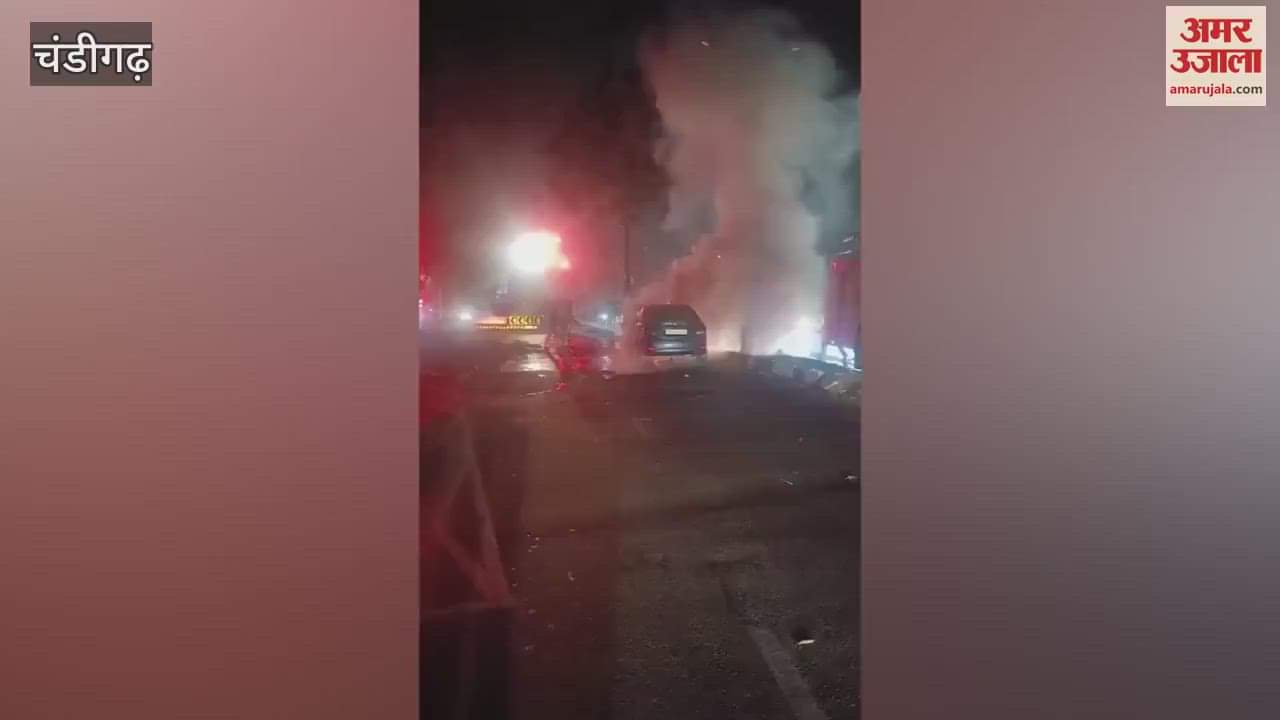 VIDEO : Fire in a moving car in Chandigarh