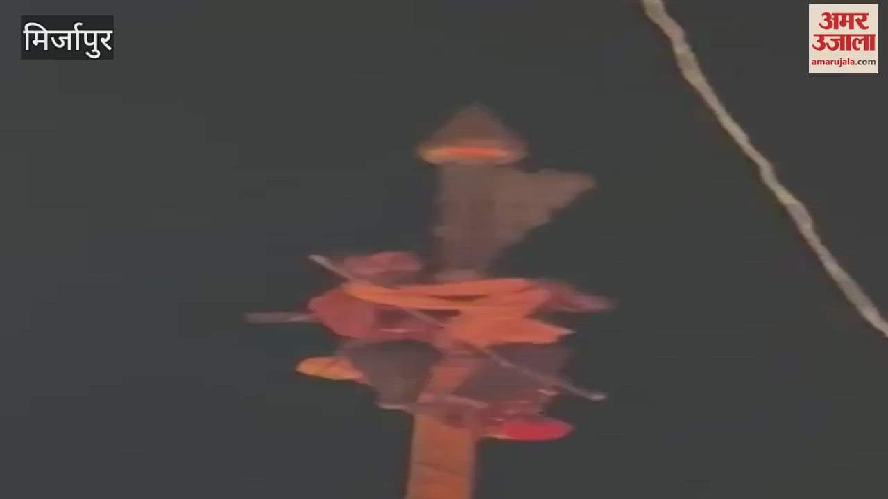 VIDEO : young man climbed on flag of Vindhyavasini temple taken down after effort and escaped