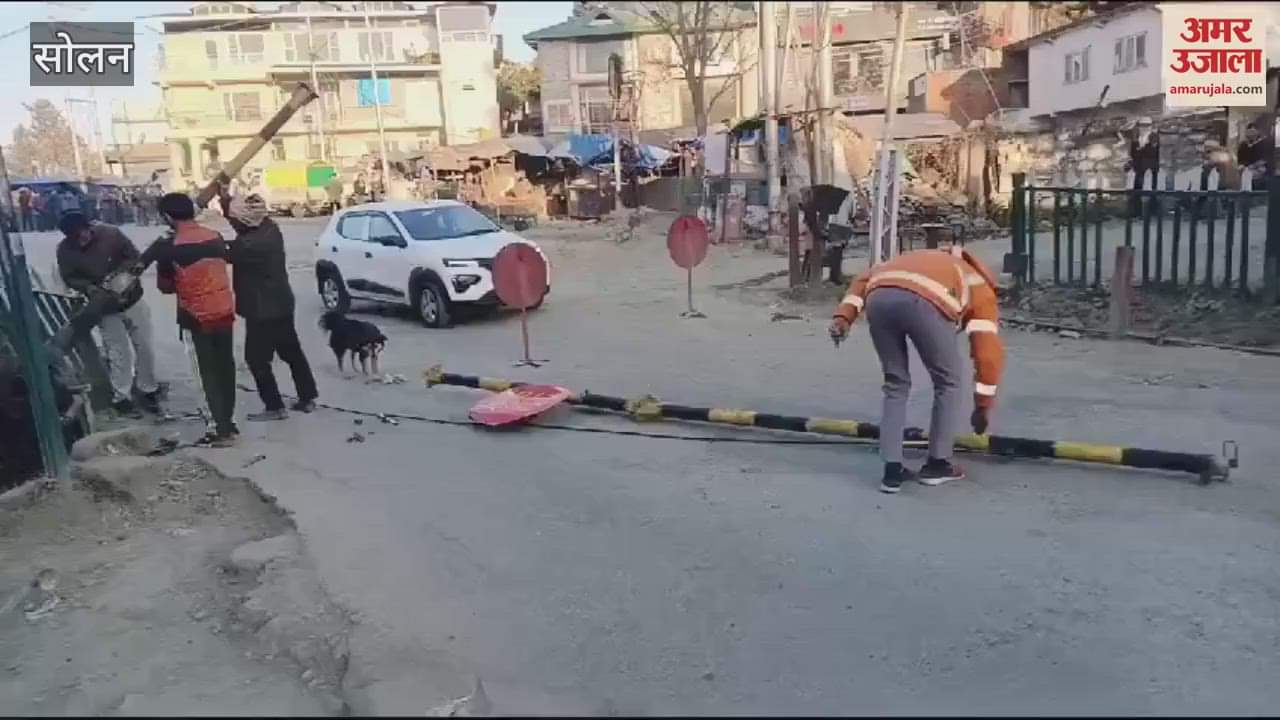 VIDEO : Pickup collided with railway gate in Chambaghat one part broke