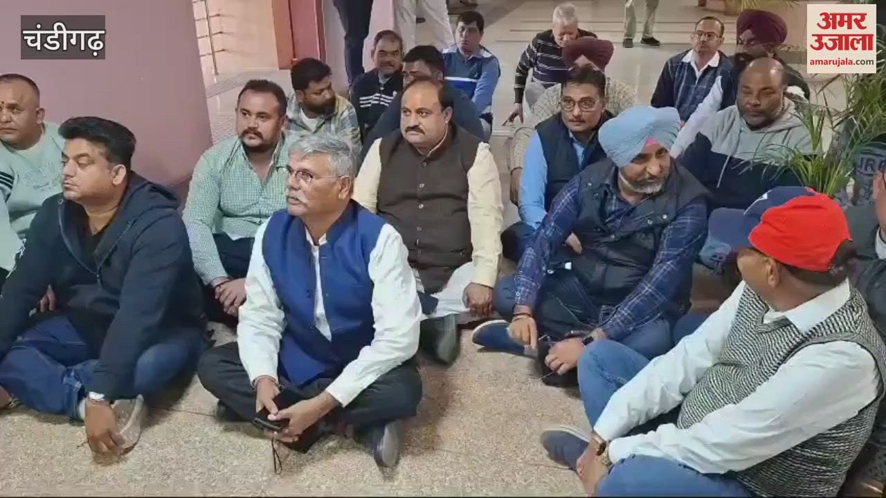 VIDEO : Contractors associated with the corporation staged a sit-in outside the House in Chandigarh
