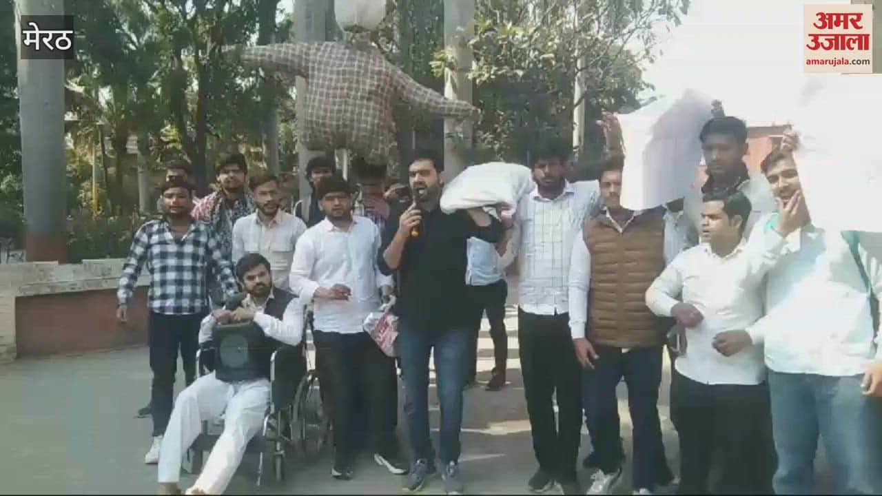 VIDEO : Meerut: Scuffle, commotion between students and police