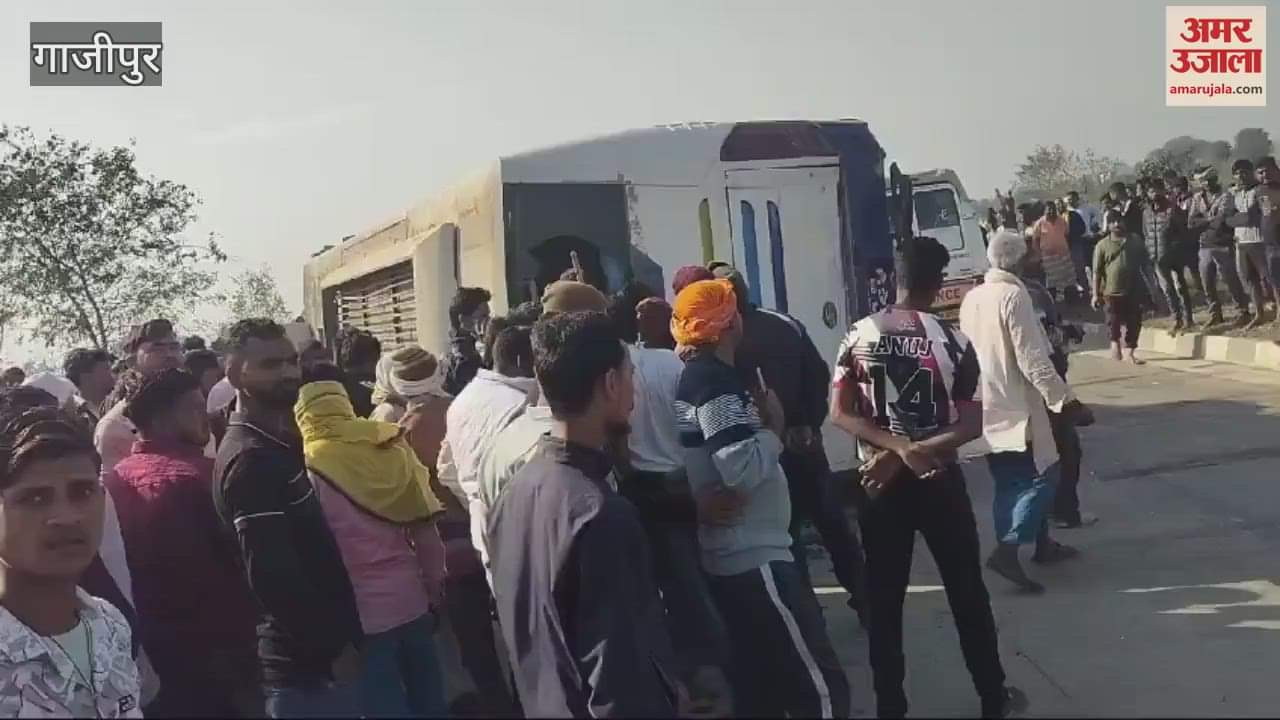 VIDEO : Horrible Accident In Ghazipur Bus Full Of Nepali Pilgrims Overturned In Road Many Injured