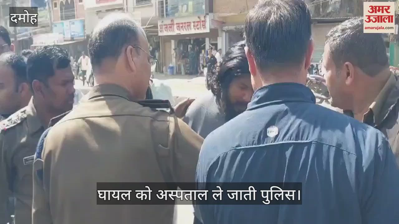 The shopkeeper cut his hand with a cutter and was admitted to the district hospital
