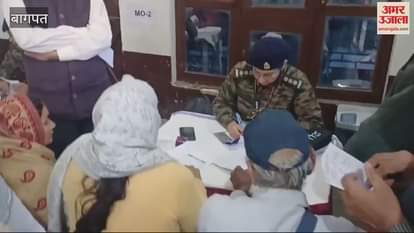 VIDEO : Baghpat: Crowd of ex-servicemen gathered in the medical camp for examination