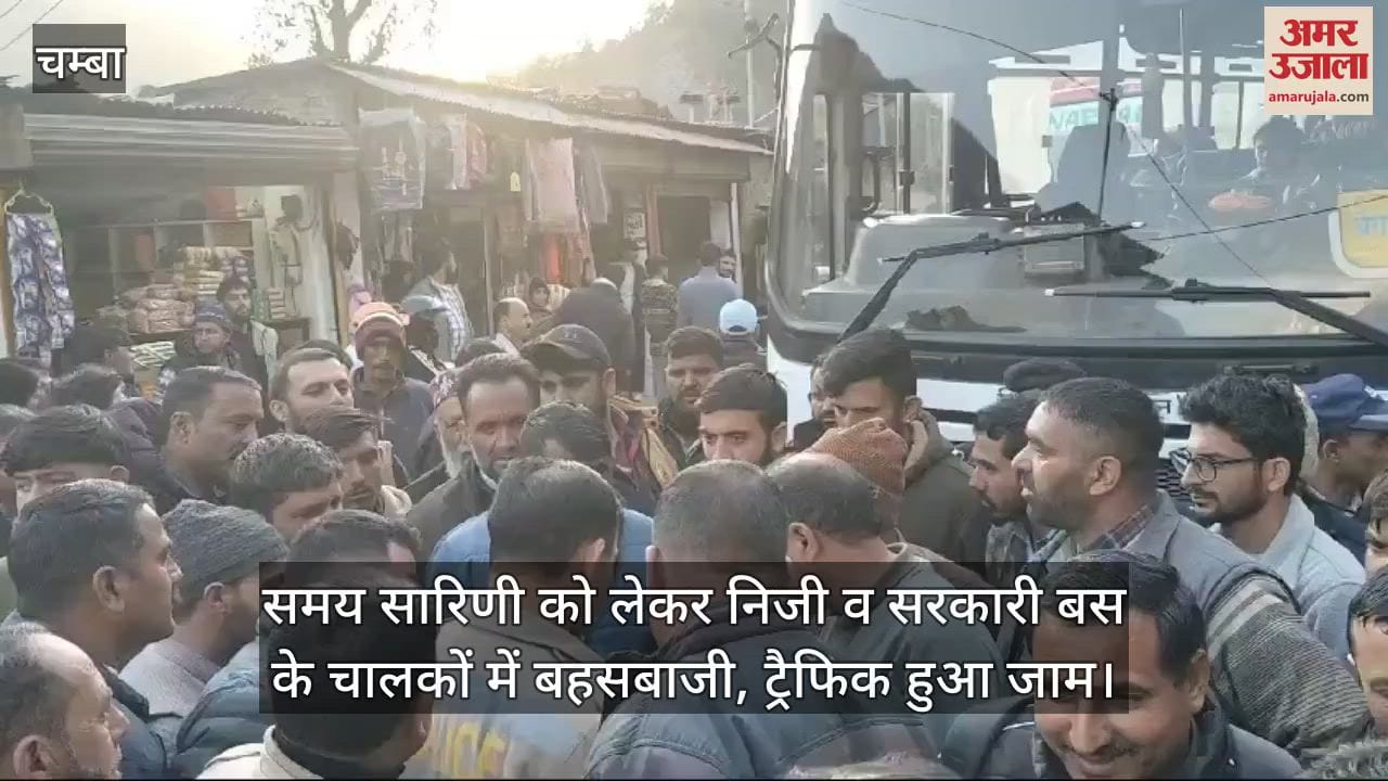 VIDEO : Argument between private and government bus drivers over timetable, traffic jam