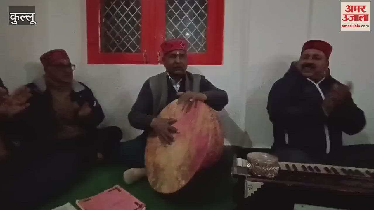 VIDEO : Bairagi is carrying forward the tradition of Holi singing in Kullu