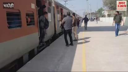 VIDEO : RPF jawan rescued woman in bhadohi children jumped from moving train
