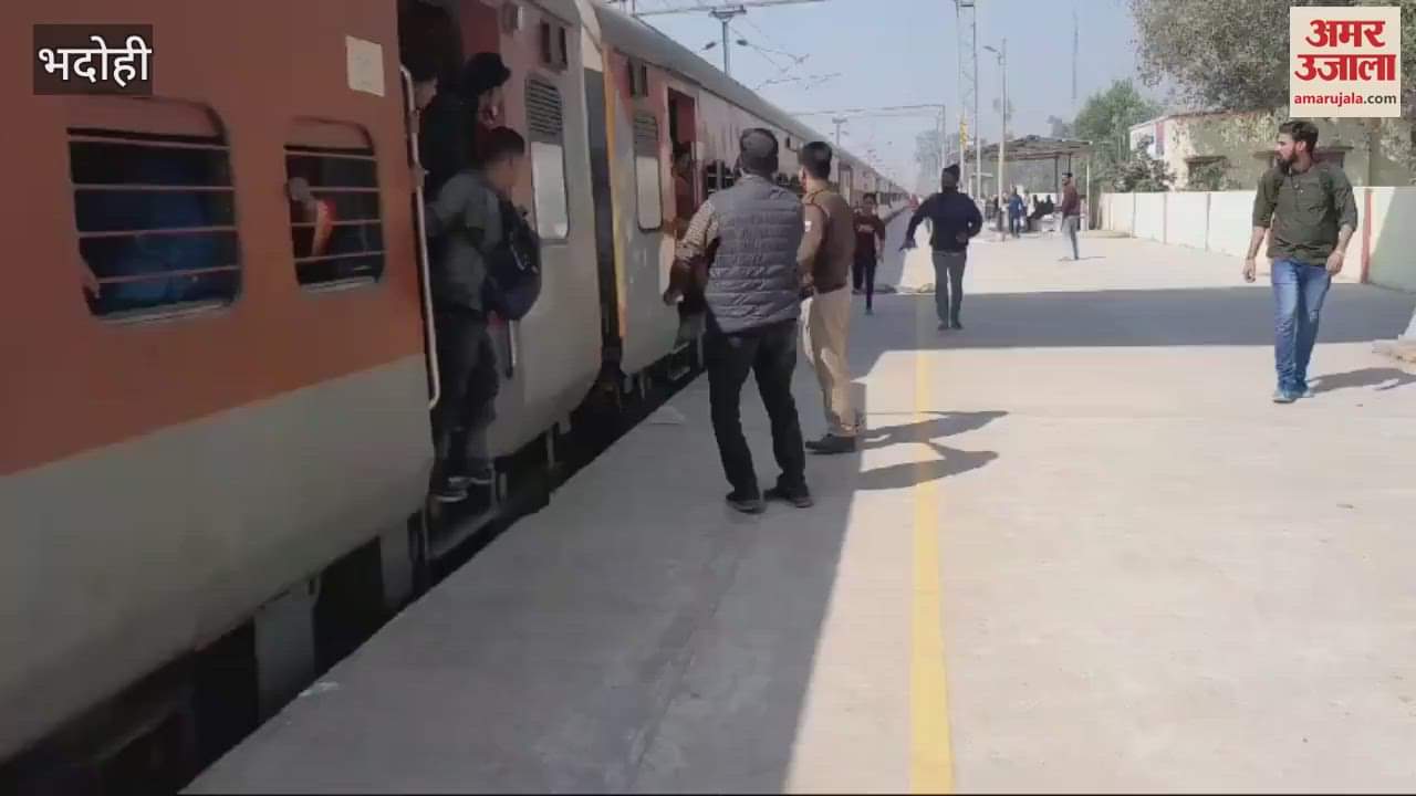 VIDEO : RPF jawan rescued woman in bhadohi children jumped from moving train