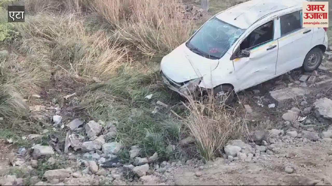 VIDEO : Uncontrolled car fell into a 20 feet deep ditch, 4 people including 2 children injured