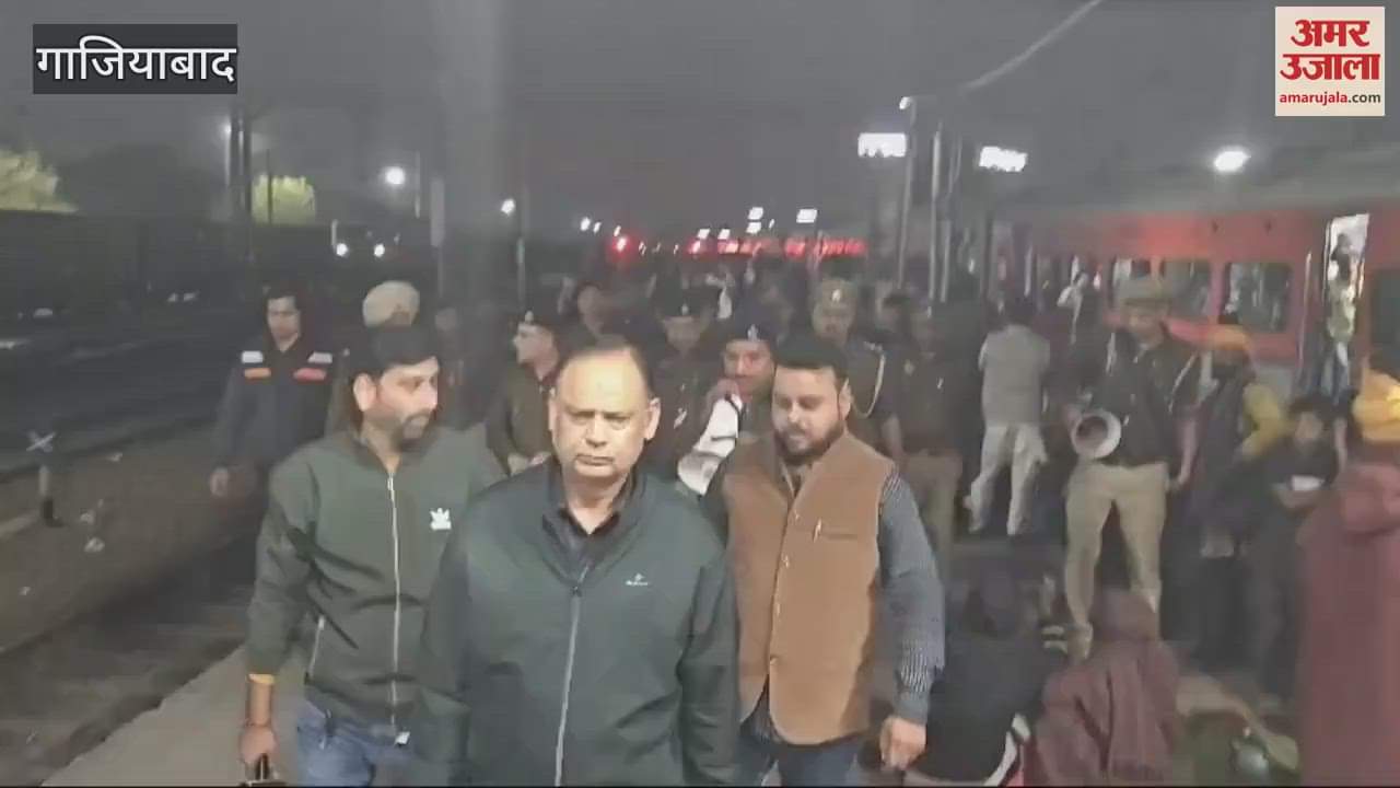 VIDEO : Railway officials making passengers aware about safety at Ghaziabad railway station