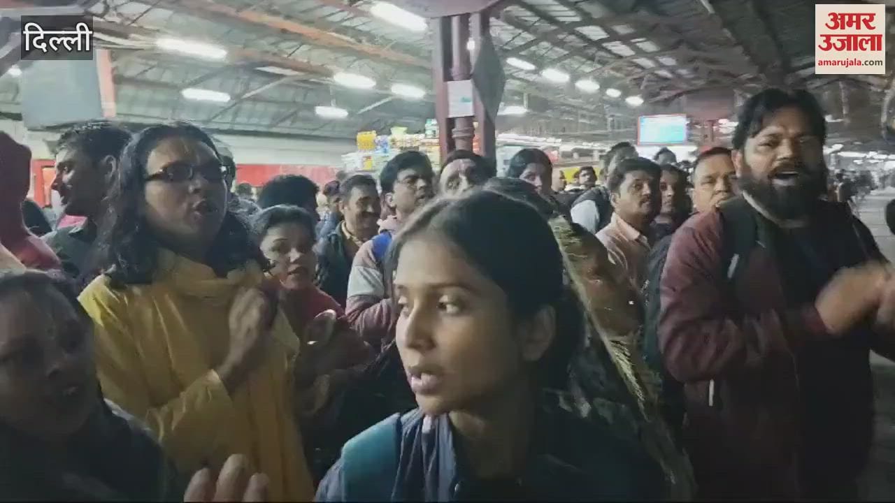 VIDEO : People chanting Hari Bhajan while waiting for their train inside New Delhi Railway Station