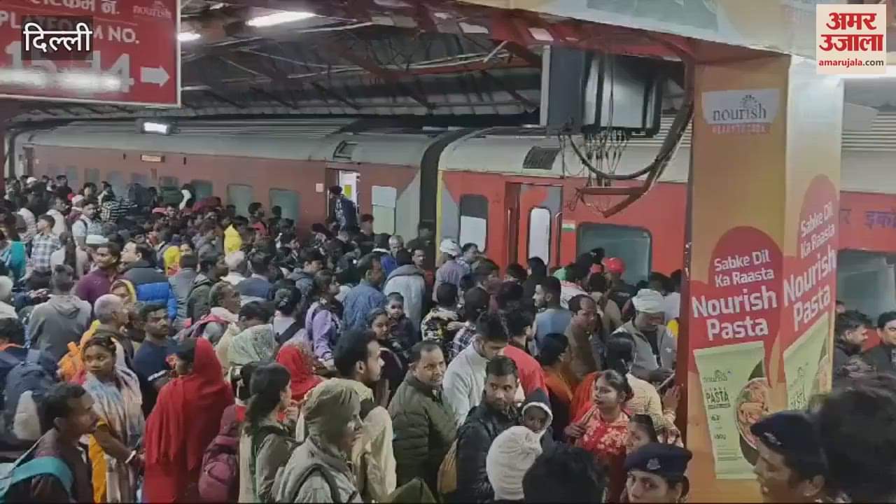 VIDEO : Crowd of passengers boarding the train at New Delhi Railway Station