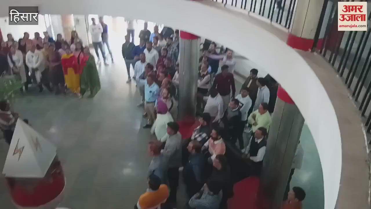 VIDEO : Protesters entered the premises of Vidyut Nagar MD office in Hisar and raised slogans to protest