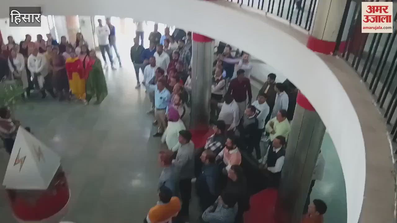VIDEO : Protesters entered the premises of Vidyut Nagar MD office in Hisar and raised slogans to protest