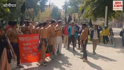 VIDEO : Contract sanitation workers took out a semi-nude procession in Sonipat for their pending wages