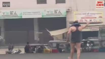 VIDEO : foreign youth did shameful act on middle of road