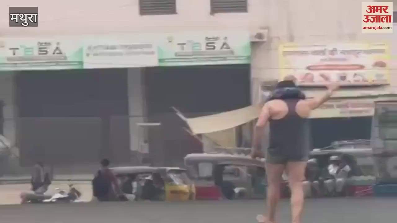 VIDEO : foreign youth did shameful act on middle of road