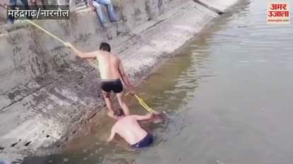 VIDEO : Police Jawan's bike recovered from Rivaasa water tank in Mahendragarh, his body was found yesterday