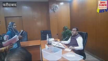 VIDEO : Deputy Election Officer giving election symbols to independent candidates at HSVP office in Faridabad