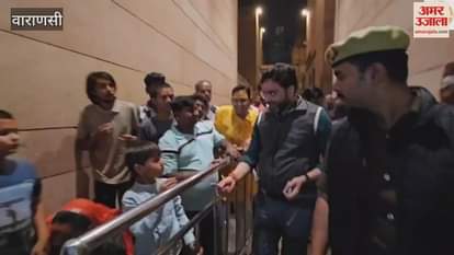 VIDEO : kashi Vishwanath Dham CEO enquired about darshan from disabled elderly