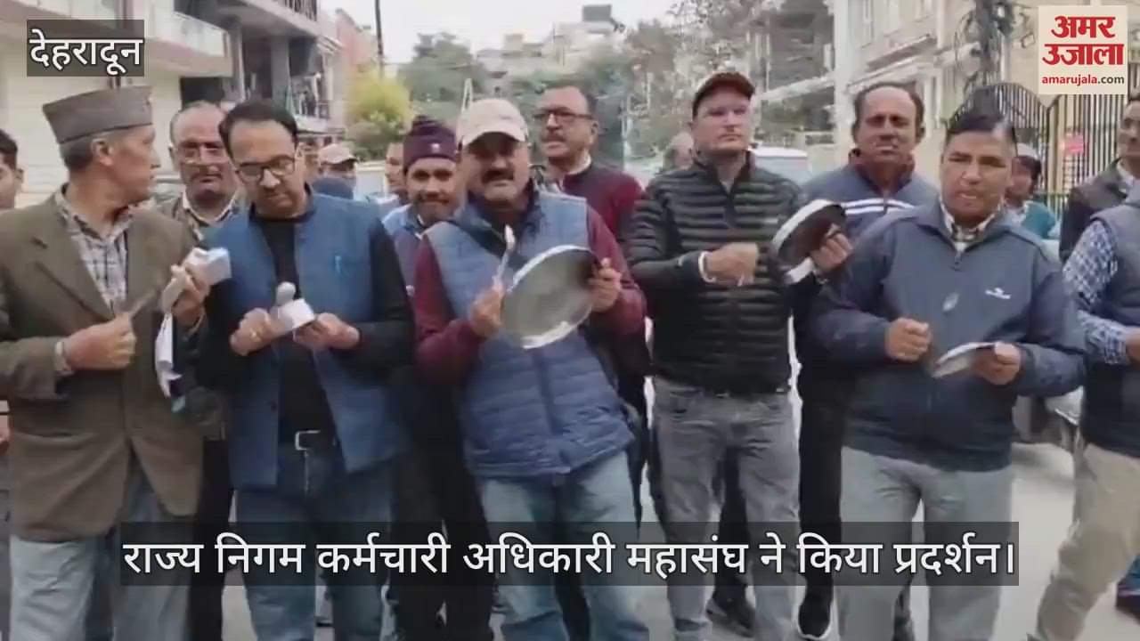 VIDEO : employees warned the MLAs by banging plates in front of the MLA residence