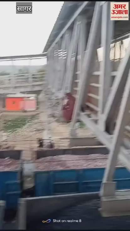 Woman commits suicide by jumping on moving goods train from foot over bridge